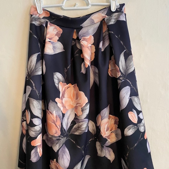 Floral Crop Top & Full Midi Skirt - Picture 4 of 6